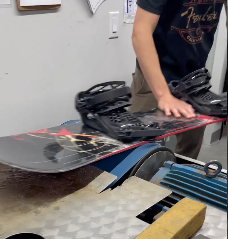 Snowboard Minor Tune Service – Edge Tuning & Hot Wax 1